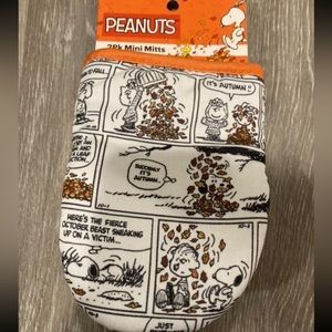 Peanuts snoopy fall oven mitts